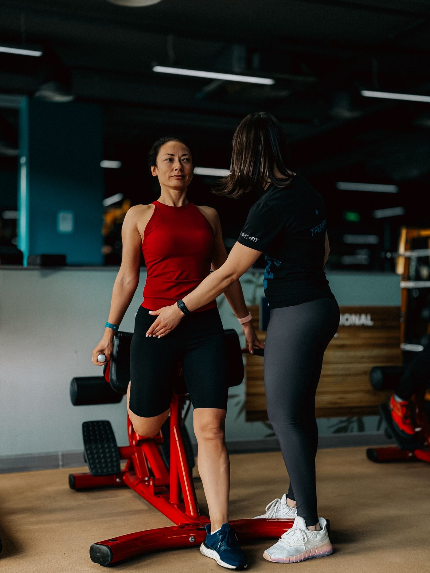 Une coach accompagne une personne pendant un exercice